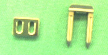 再建靱帯を固定する金具(チタン製)