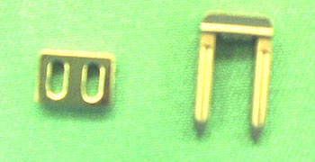 再建靱帯を固定する金具(チタン製)
